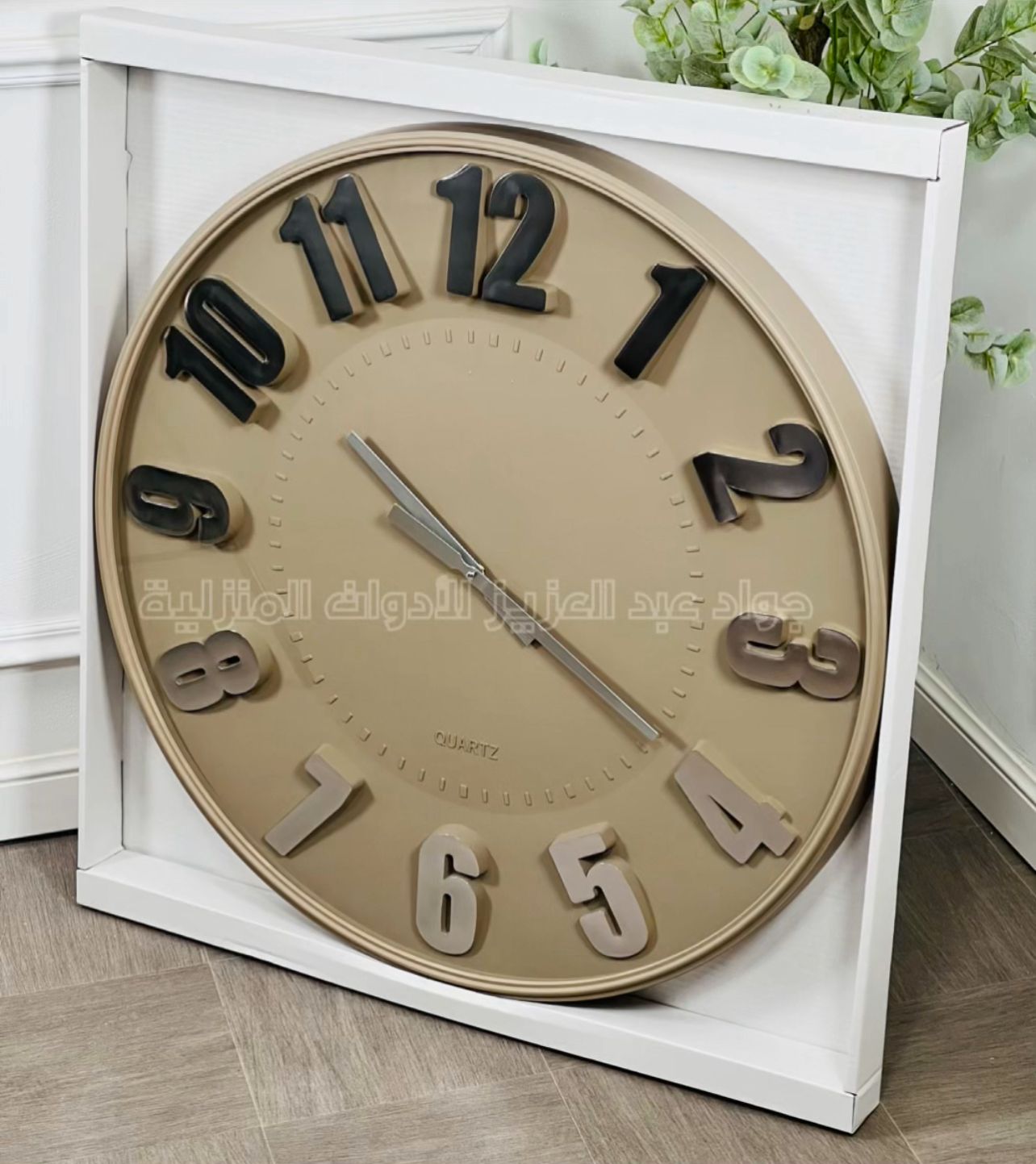 ساعة حائط وجه زجاج